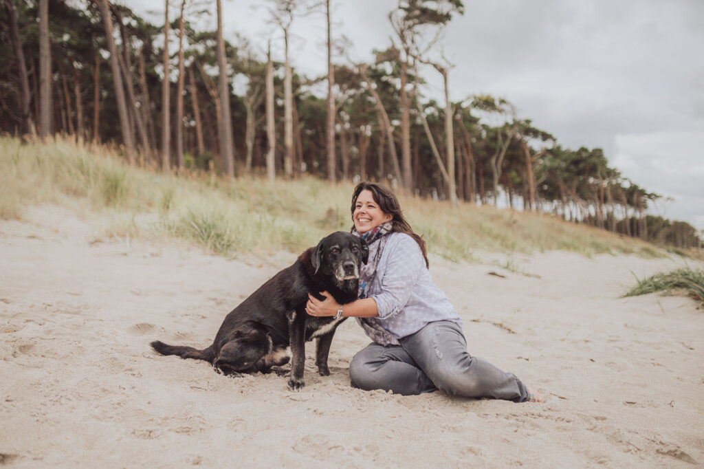 Regenbogen-Shooting mit Hundesenior am Ostseestrand