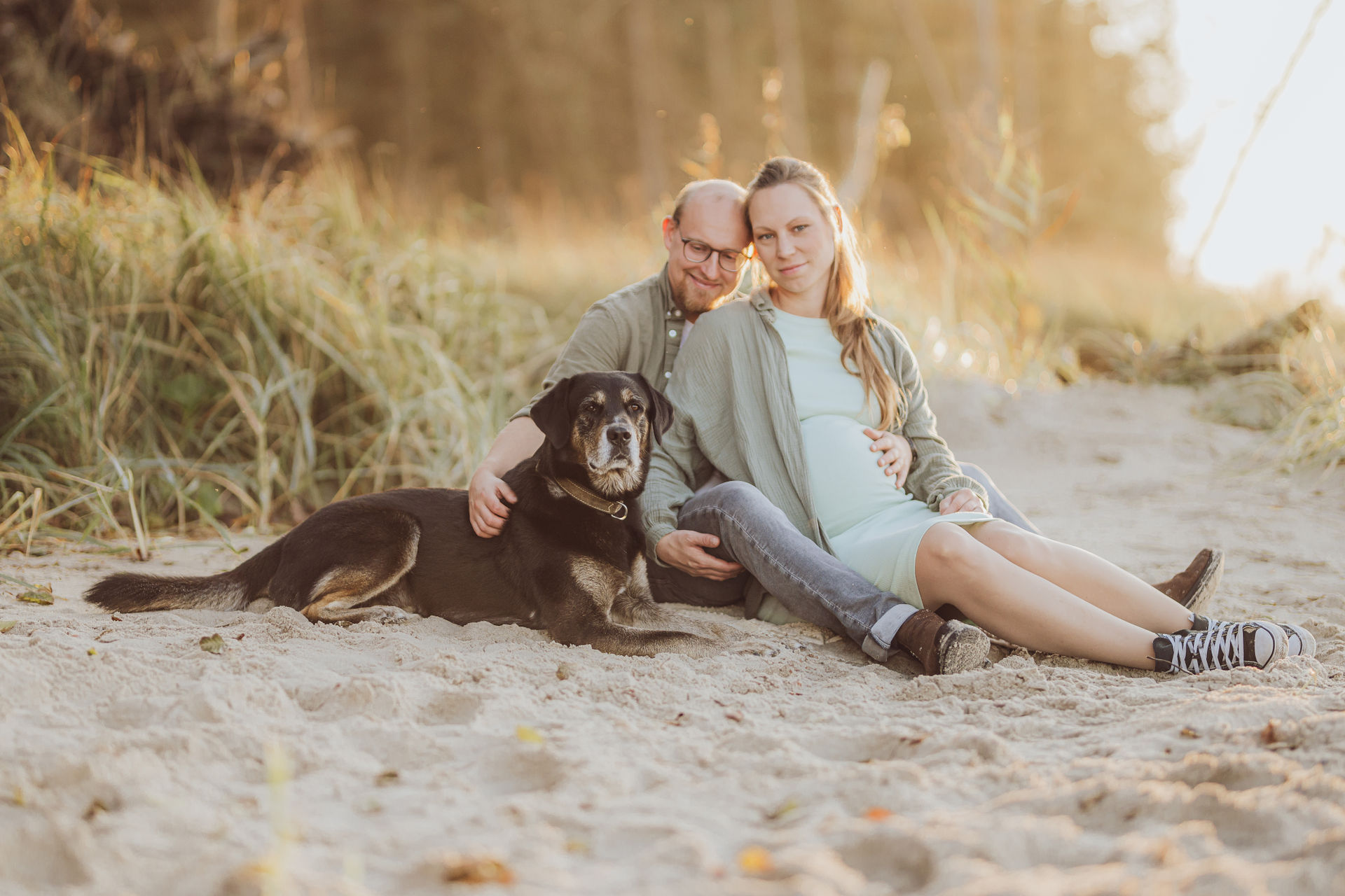 Familienfotoshooting-Hund-Australian-Shepherd-Ostsee-Graal-Müritz-17 Schwangeres Paar mit Labrador beim Babybauch Shooting am Strand – Hundefotografin Rostock