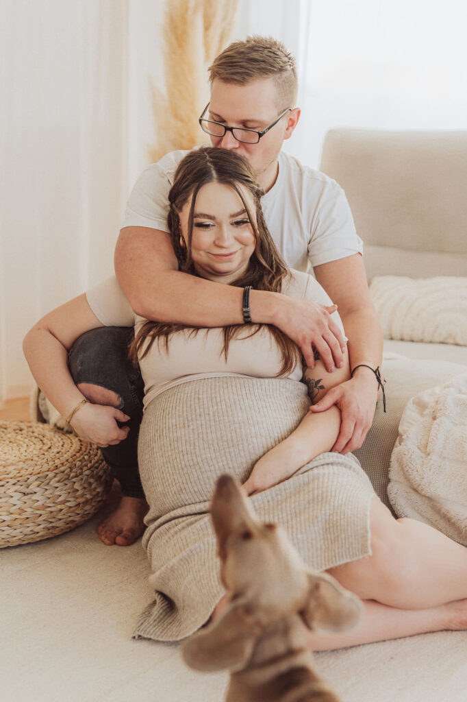 Babybauch Shooting mit Hund im Fotostudio Rostock