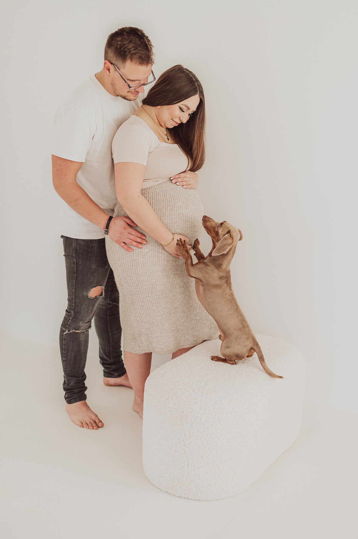 Babybauch-Shooting-mit-Hund-im-Fotostudio-Rostock Babybauch-Shooting mit Hund Im Fotostudio Rostock
