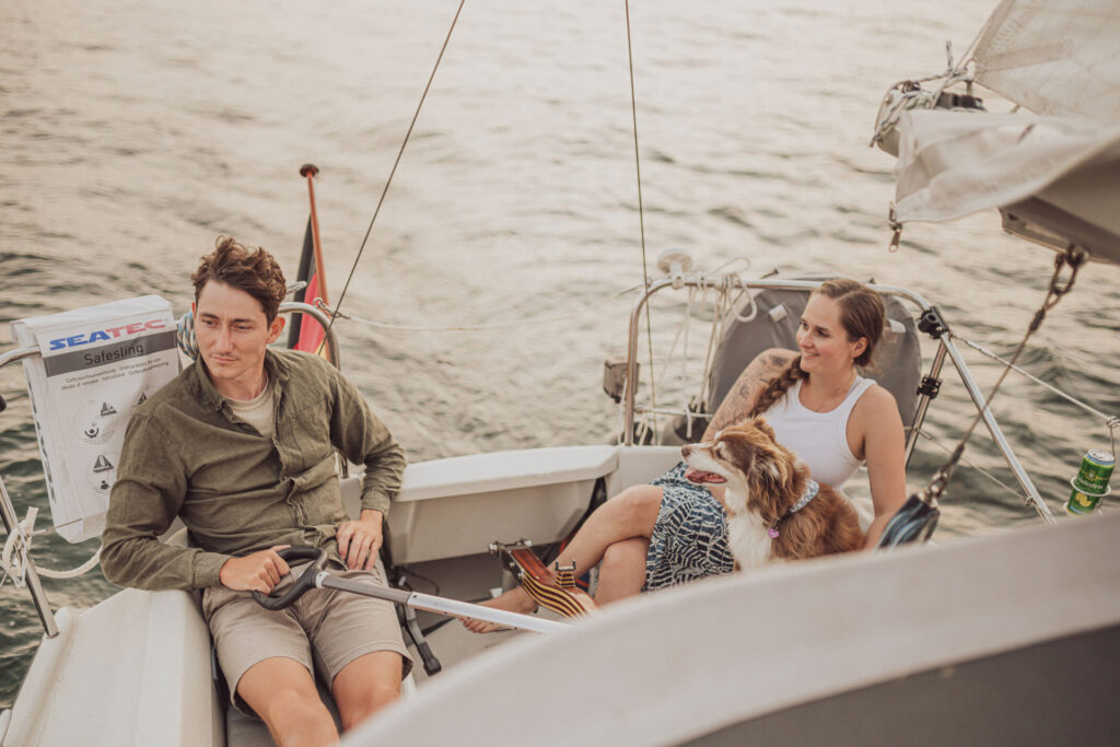 Paarshooting mit Hund auf dem eigenen Segelboot