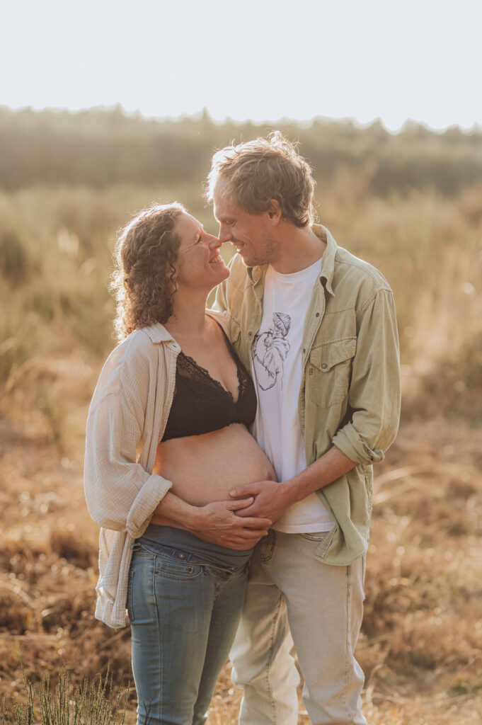 Outdoor Babybauchfotos mit Hund – Shooting in Rostocks Umgebung