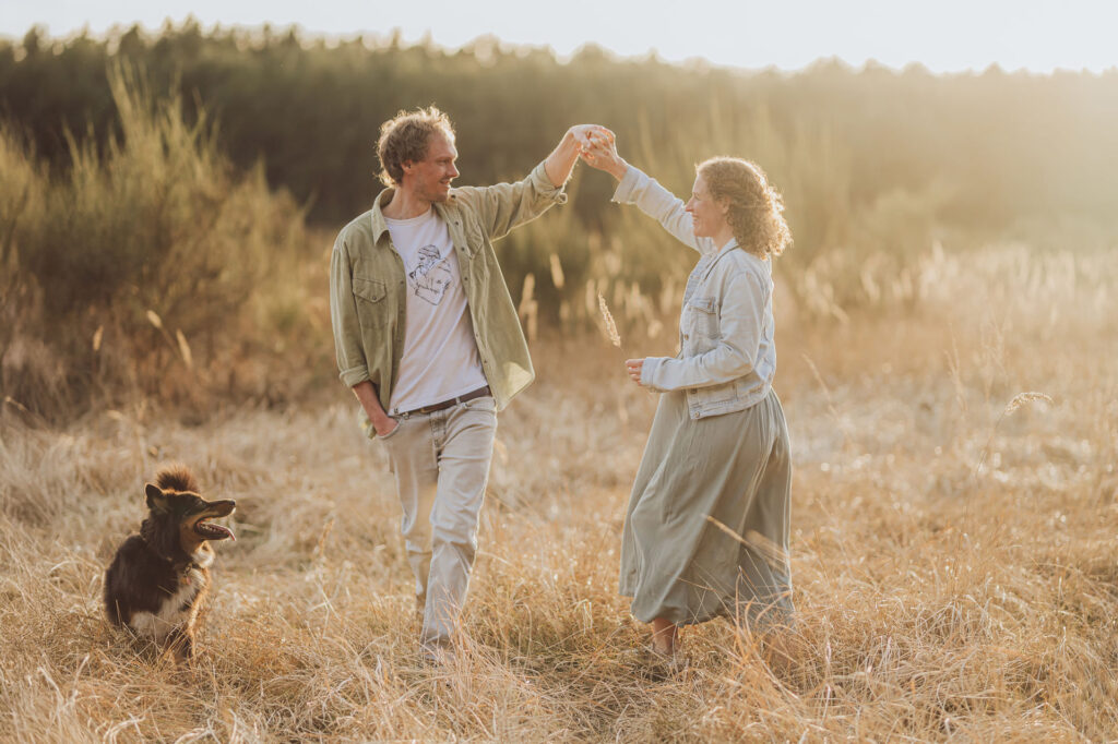 Schwangerschaftsshooting mit Hund – Julia, Dan & Malie in der Natur bei Rostock