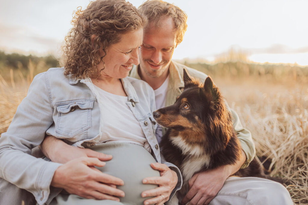 Schwangerschaftsshooting mit Hund – Julia, Dan & Malie in der Natur bei Rostock
