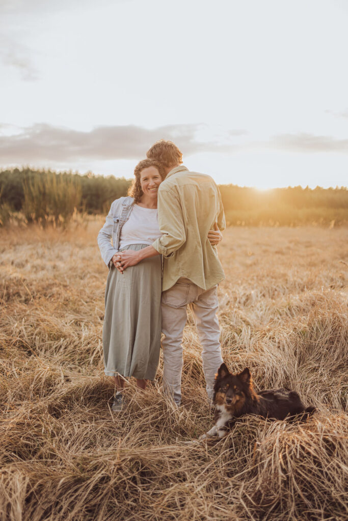 Hund mit Familie beim Schwangerschaftsshooting – Nähe, Liebe, Vorfreude