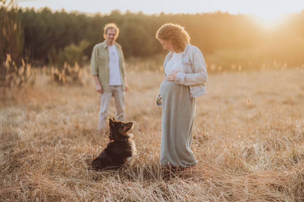 Babybauch Shooting mit Hund nahe Rostock – liebevoll und ungezwungen