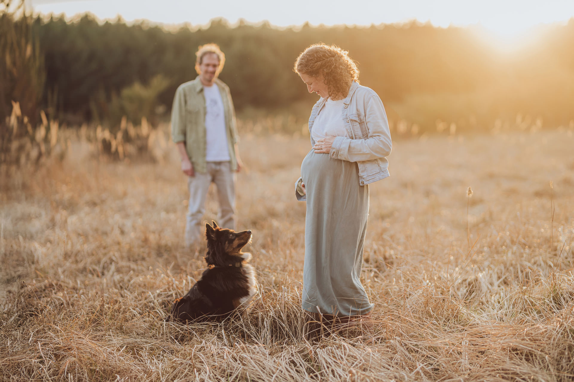 Babybauch Shooting mit Hund nahe Rostock – liebevoll und ungezwungen