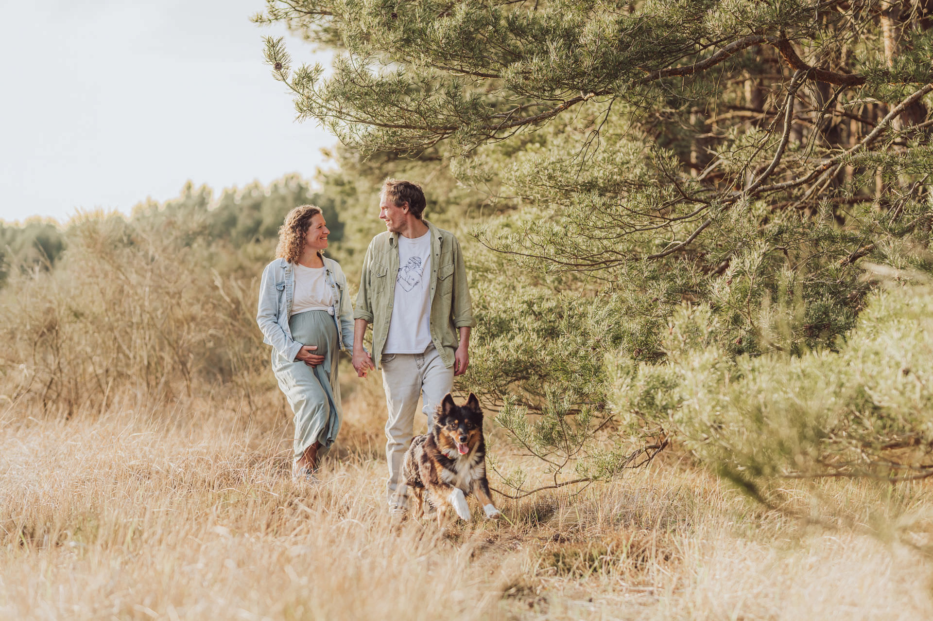 Malie, die Australian Shepherd Hündin, mit Babybauch im Bild – Hund & Mensch beim Fotoshooting