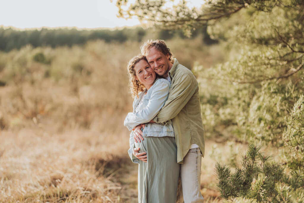 Paarshooting mit Babybauch und Hund – echte Familienmomente vor der Geburt
