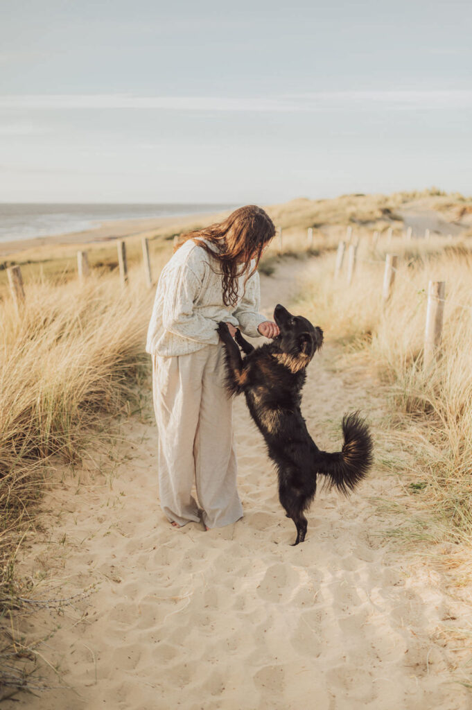 Fotoshooting mit Hund in Holland 11 Emotionale Hundefotografie am Meer – Sarah & Onni bei ihrer Fotosession