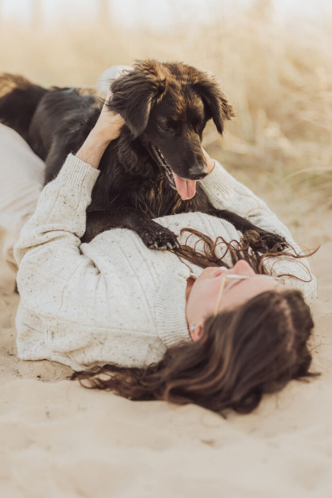 Fotoshooting mit Hund in Holland 12 Strandshooting mit Hund und Besitzerin – natürliche Hundefotos in Holland