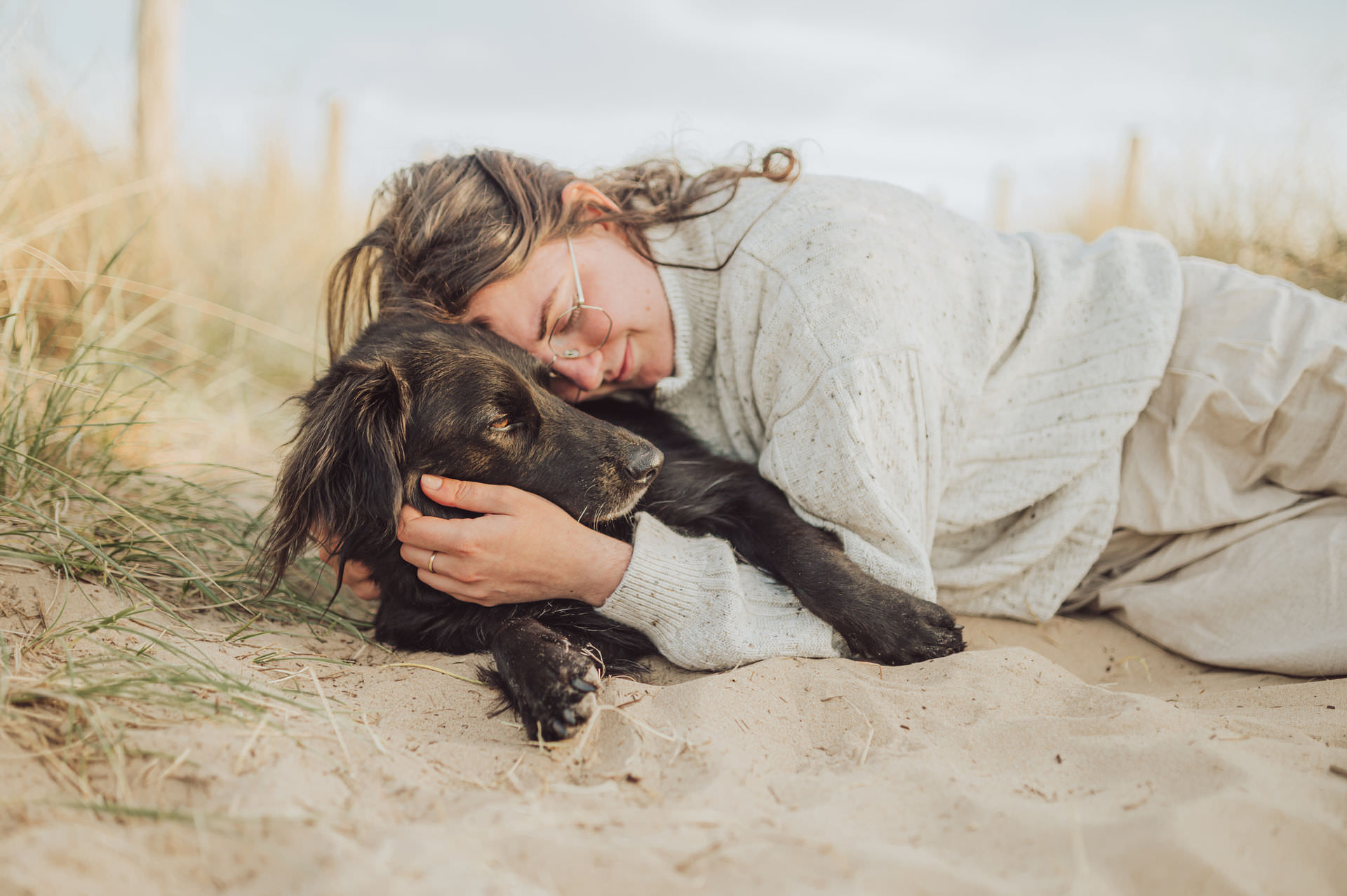 Emotionale Hundefotografie am Meer – Sarah & Onni bei ihrer Fotosession