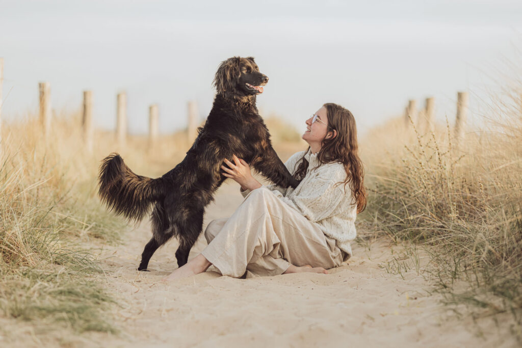 Fotoshooting mit Hund in Holland 14 Strandshooting mit Hund und Besitzerin – natürliche Hundefotos in Holland
