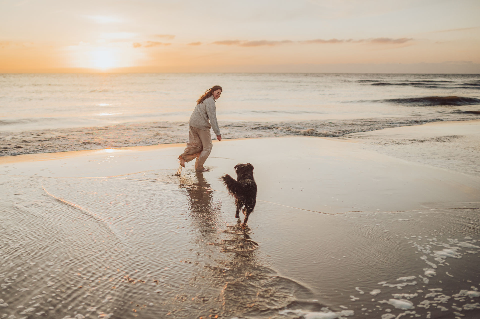 Fotoshooting-Holland-Strand-mit-Hund-Scheveningen-Zandvoort-Egmond-Hundefotograf-26 Bewegung & Bindung – emotionale Hundefotografie in Schleswig-Holstein