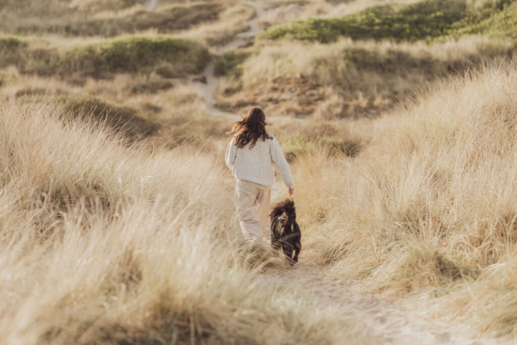 Fotoshooting mit Hund in Holland 6 Mensch-Hund-Moment in den Dünen von Scheveningen – Fotoshooting Holland