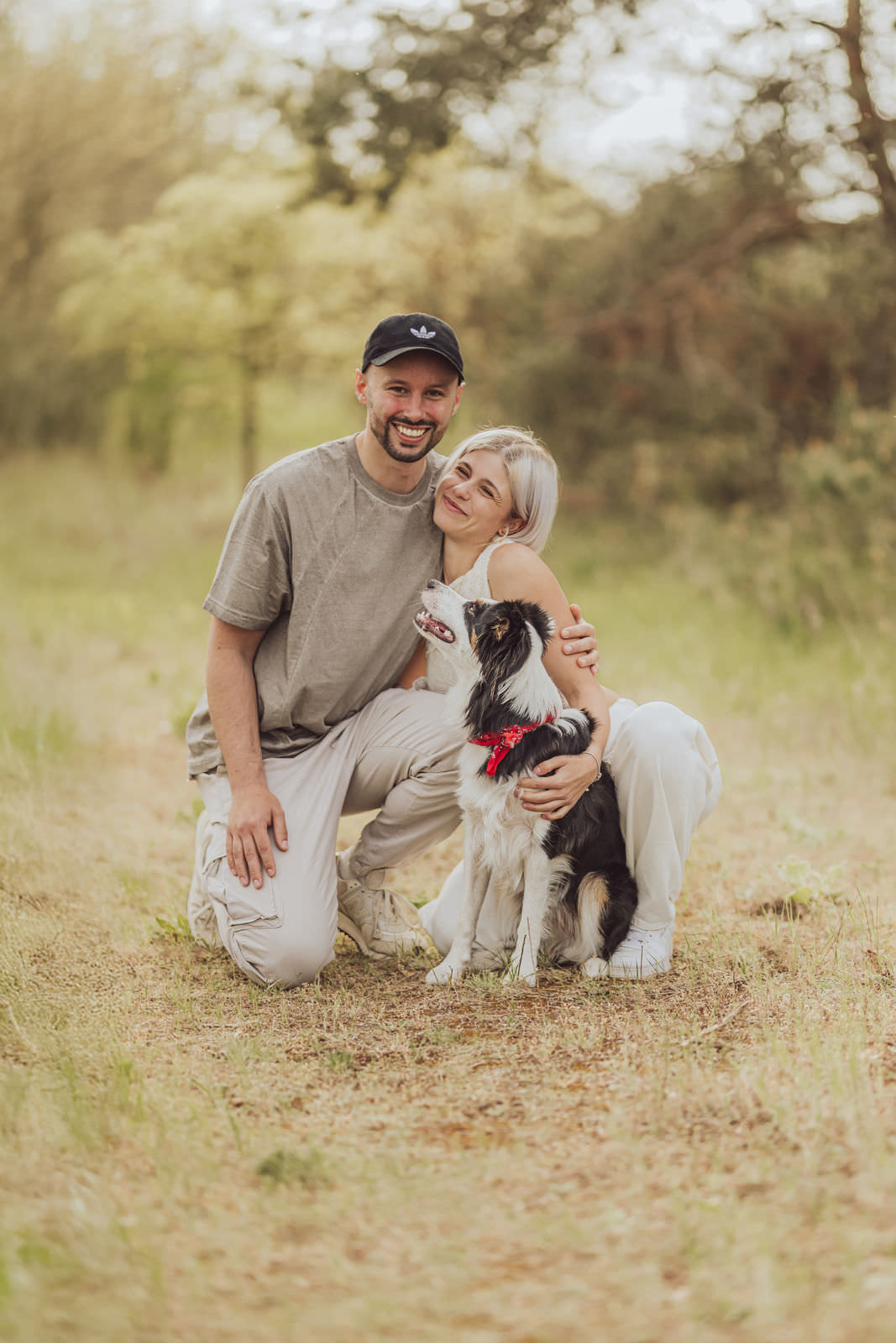 Fotoshooting mit Hund Frankfurt 1 Kuschelmoment mit Aussie-Hündin – natürliche Hundefotografie in Frankfurt