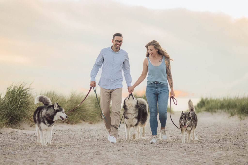 Hundefotograf Kiel – Fotoshooting mit Huskies in Laboe Rudelshooting mit Huskies in Laboe – emotionale Hundefotografie Ostsee