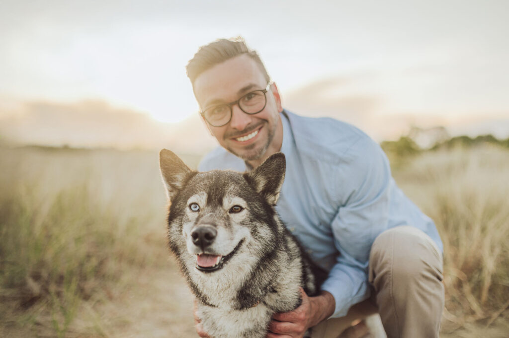 Hundefotograf Kiel – Fotoshooting mit Huskies in Laboe Husky im Porträt – natürliche Hundebilder an der Ostsee