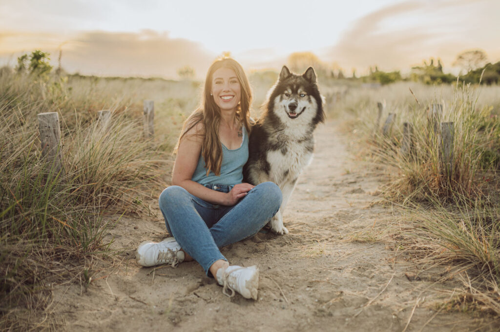 Hundefotograf Kiel – Fotoshooting mit Huskies in Laboe Zughundetrainerin mit Huskies beim Shooting in Laboe