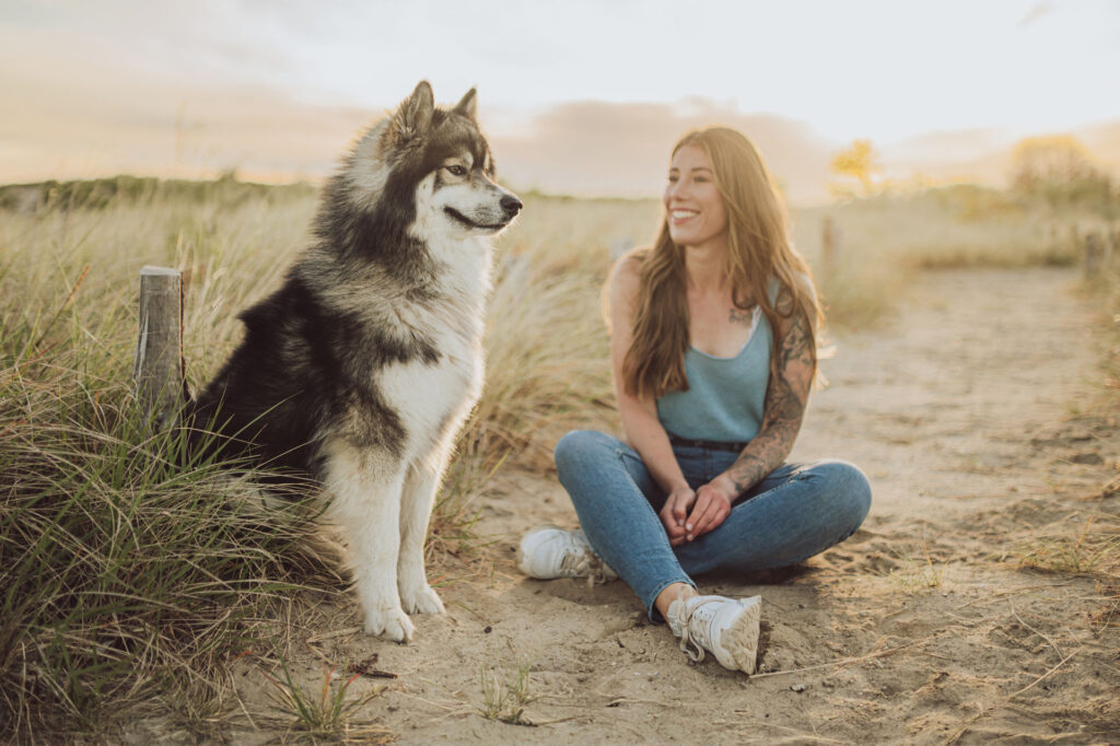 Hundefotograf Kiel – Fotoshooting mit Huskies in Laboe Zughundetrainerin mit Huskies beim Shooting in Laboe