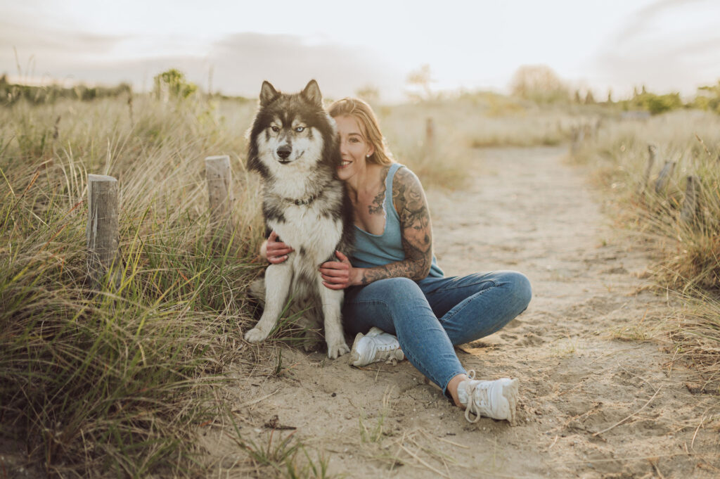 Hundefotograf Kiel – Fotoshooting mit Huskies in Laboe Natürliches Fotoshooting mit Hund in Laboe bei Kiel
