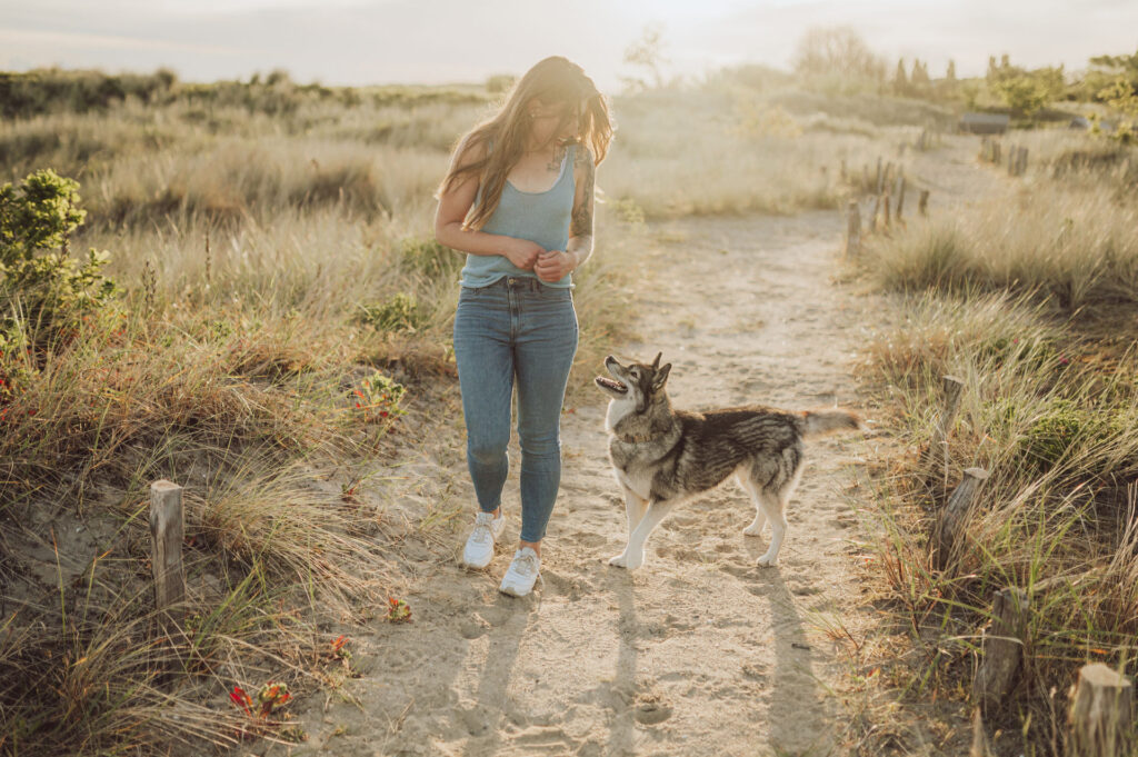 Hundefotograf Kiel – Fotoshooting mit Huskies in Laboe Natürliches Fotoshooting mit Hund in Laboe bei Kiel