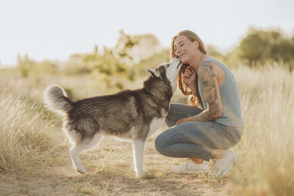 Natürliches Fotoshooting mit Hund in Laboe bei Kiel