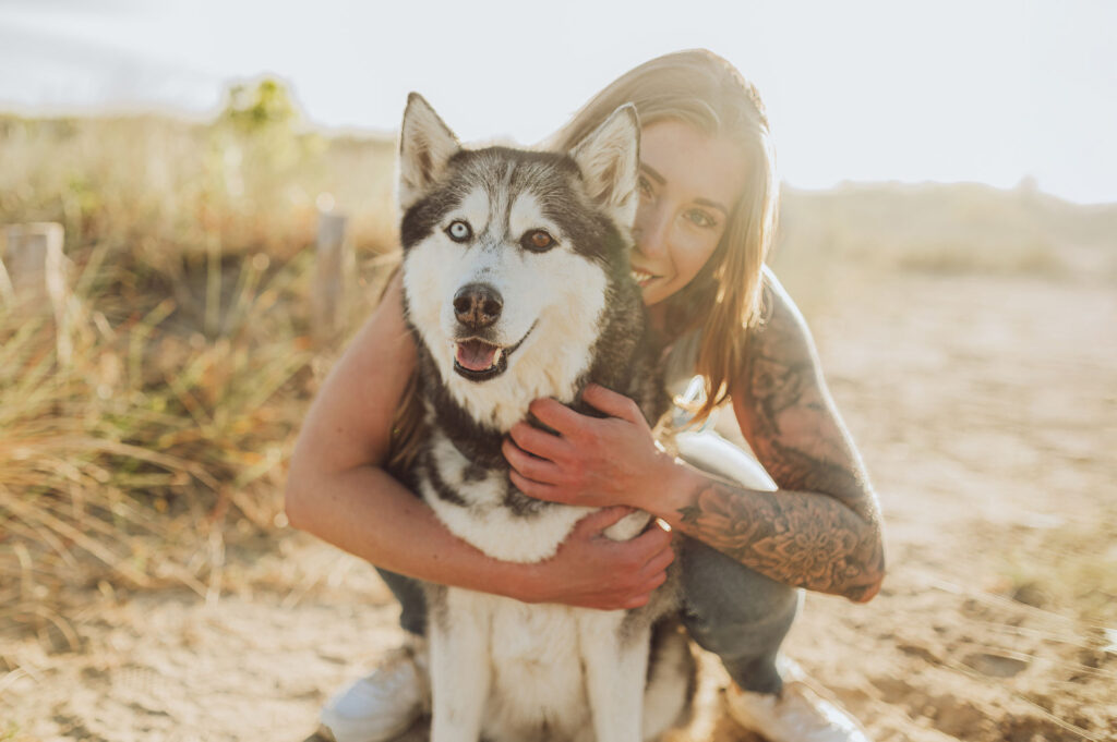Hundefotograf Kiel – Fotoshooting mit Huskies in Laboe Fotoshooting Hund Kiel – Zughunde mit Halterin am Strand