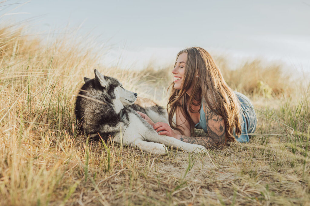 Hundefotograf Kiel – Fotoshooting mit Huskies in Laboe Bewegung & Bindung – emotionale Hundefotografie in Schleswig-Holstein