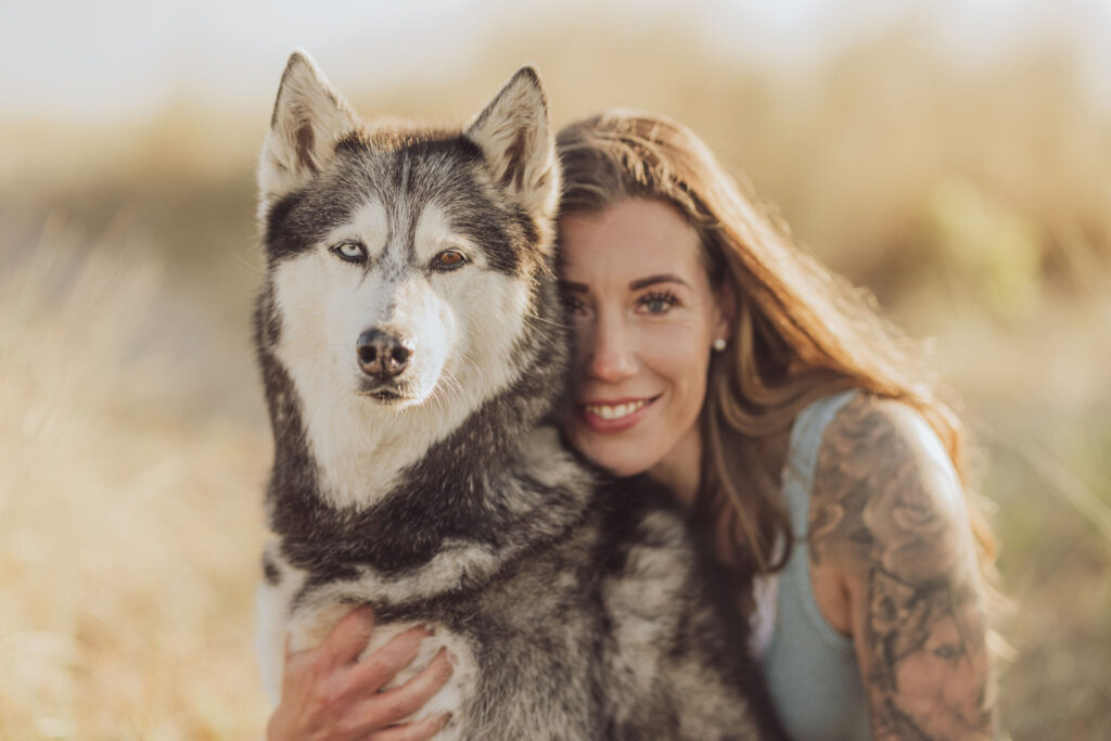 Hundefotograf Kiel – Fotoshooting mit Huskies in Laboe Natürliches Fotoshooting mit Hund in Laboe bei Kiel