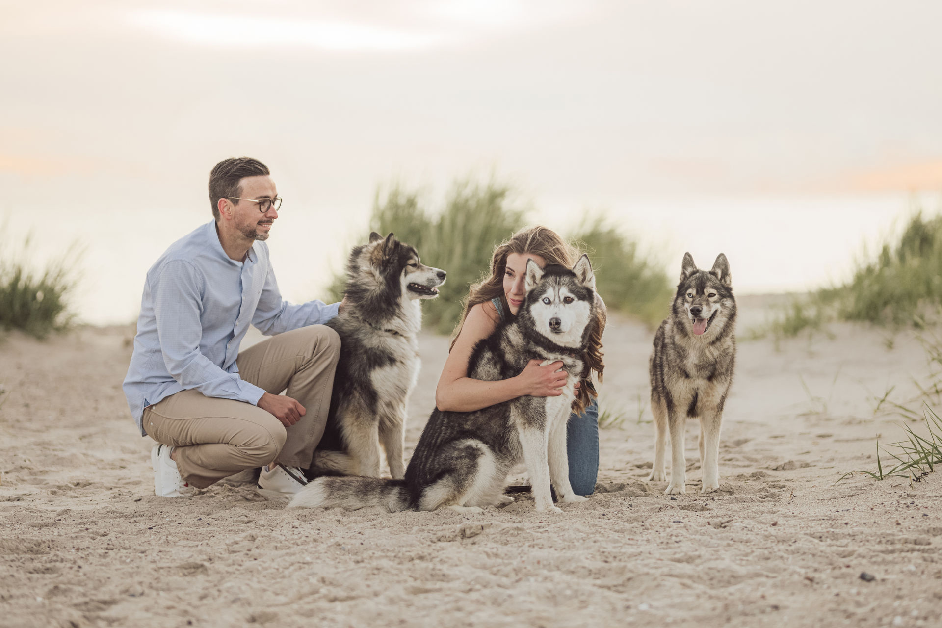 Fotoshooting-mit-Hund-Kiel-Hundefotografie-Laboe-Tierfotograf-3 Paarshooting mit Huskies in Laboe – emotionale Hundefotografie Ostsee