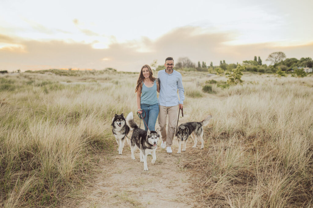 Hundefotograf Kiel – Fotoshooting mit Huskies in Laboe Paarshooting mit Huskies in Kiel - wilde Momente