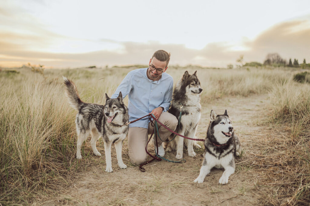 Hundefotograf Kiel – Fotoshooting mit Huskies in Laboe Bewegung & Bindung – emotionale Hundefotografie in Schleswig-Holstein