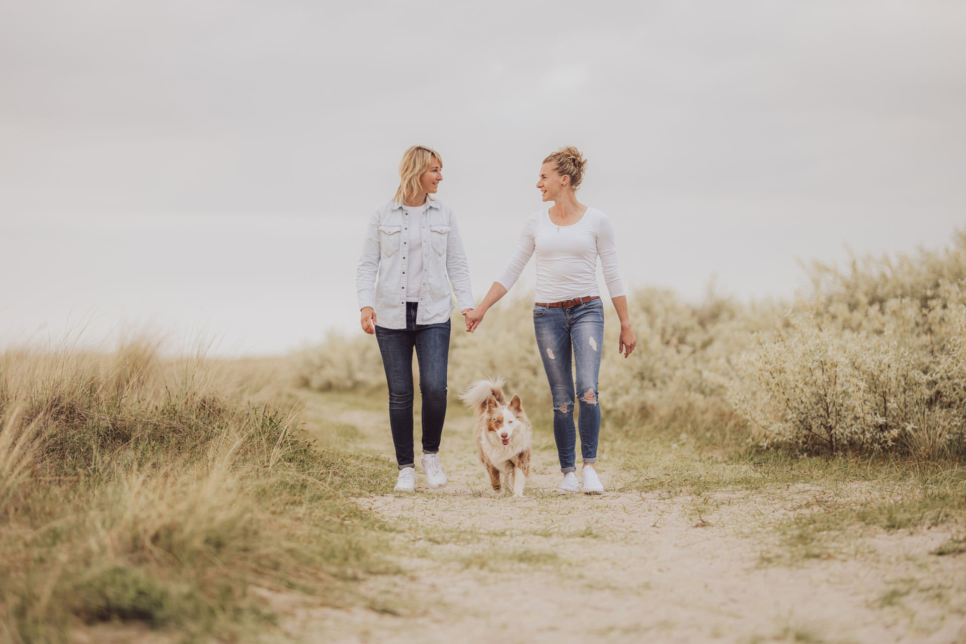 Paarshooting am Strand der Ostsee mit Hund
