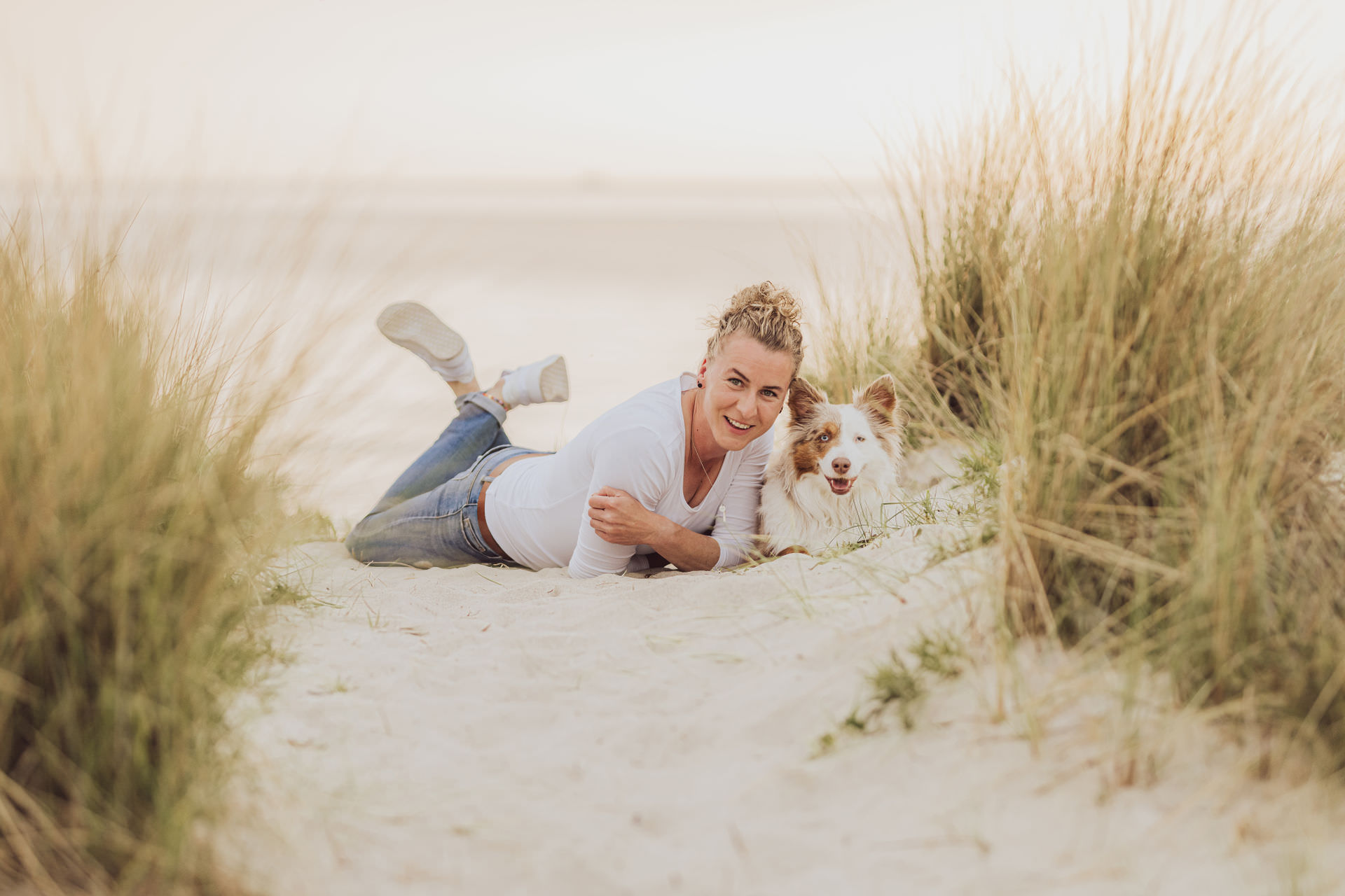 Hundefotograf Ostsee – Mini Aussie Maya mit ihren Halterinnen