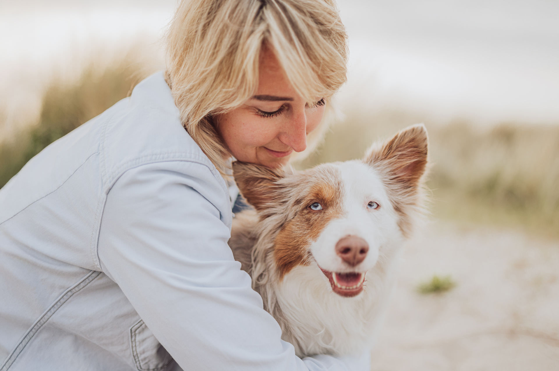 Strandshooting mit Hund an der Ostsee – emotionale Bilder bei Sonnenlicht
