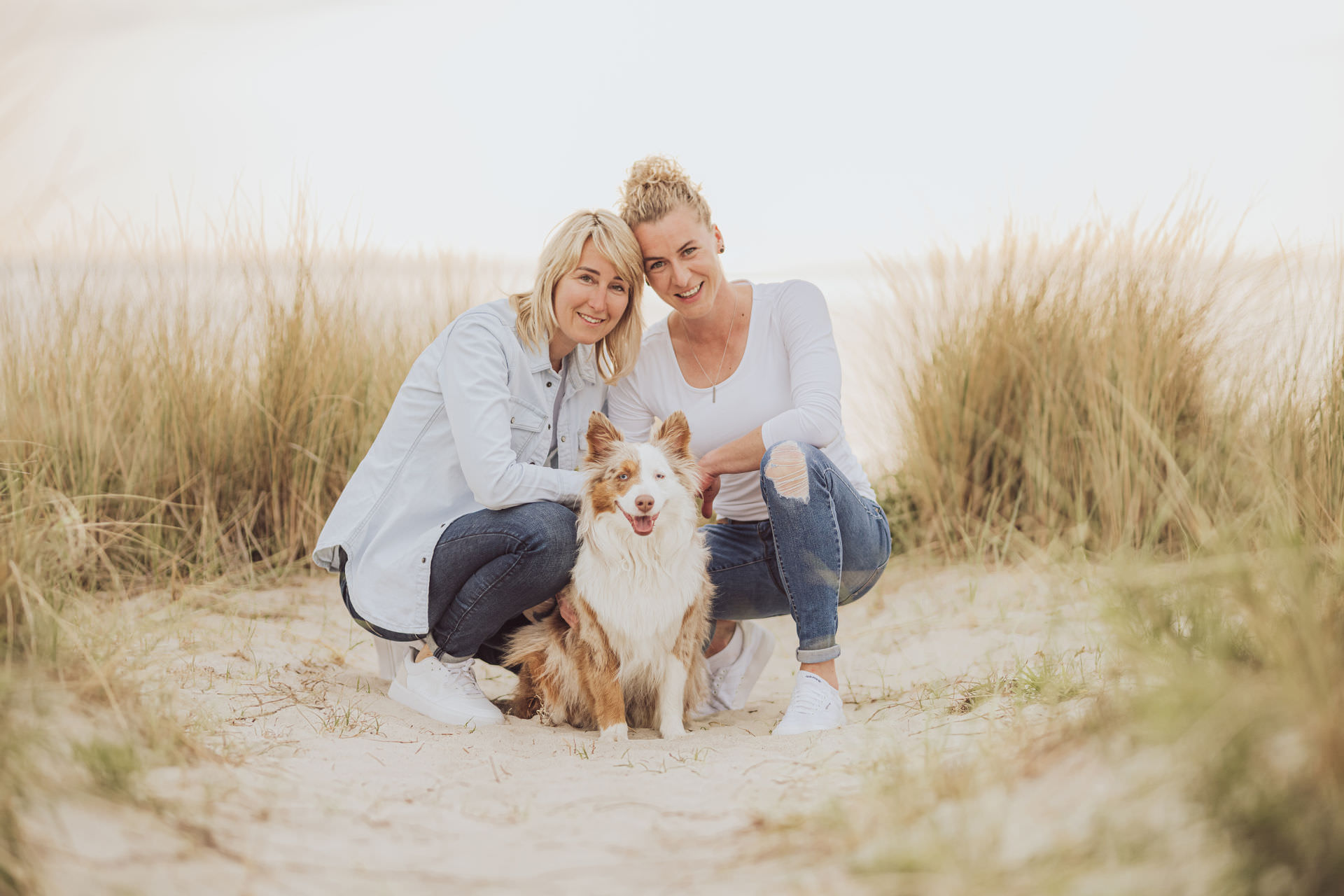 Zwei Frauen und ihr Hund – liebevolle Bilder am Ostseestrand