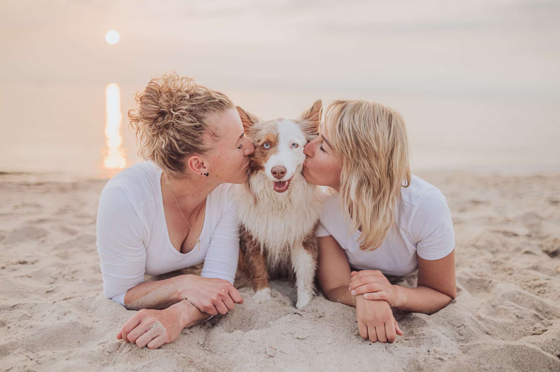 Fotoshooting am Strand mit Mini Aussie – Doreen, Kathi und Maya an der Ostsee
