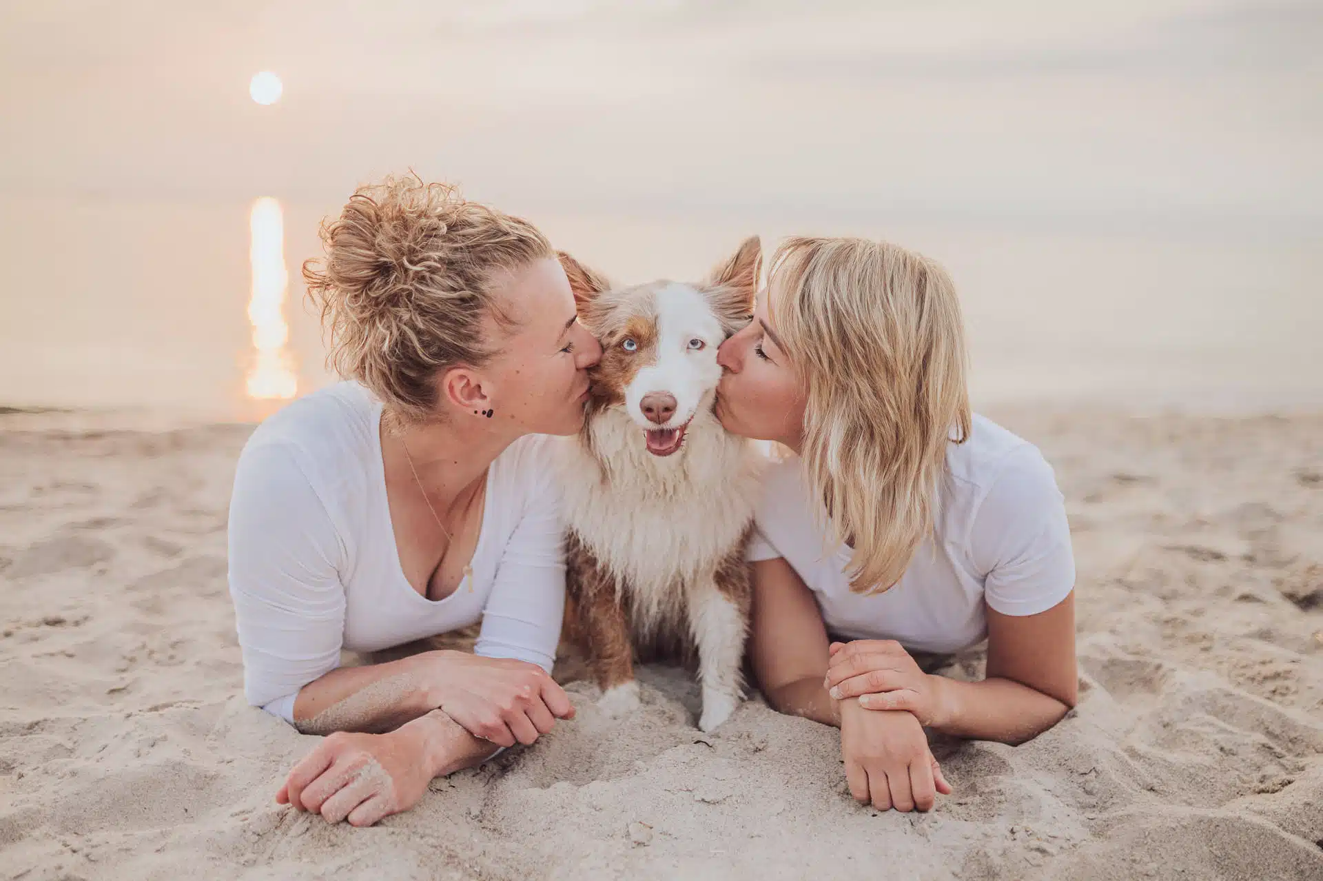 Fotoshooting-mit-hund-verschenken-paarshooting-Ostsee-Hundefotograf-23 Fotoshooting am Strand mit Mini Aussie – Doreen, Kathi und Maya an der Ostsee
