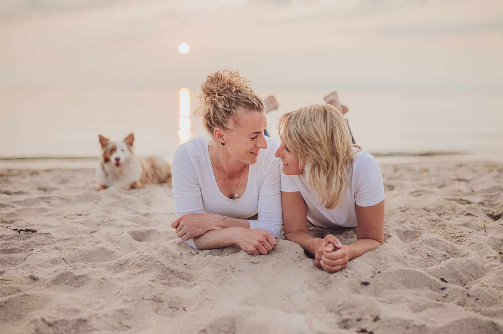Zwei Frauen und ihr Hund – liebevolle Bilder am Ostseestrand