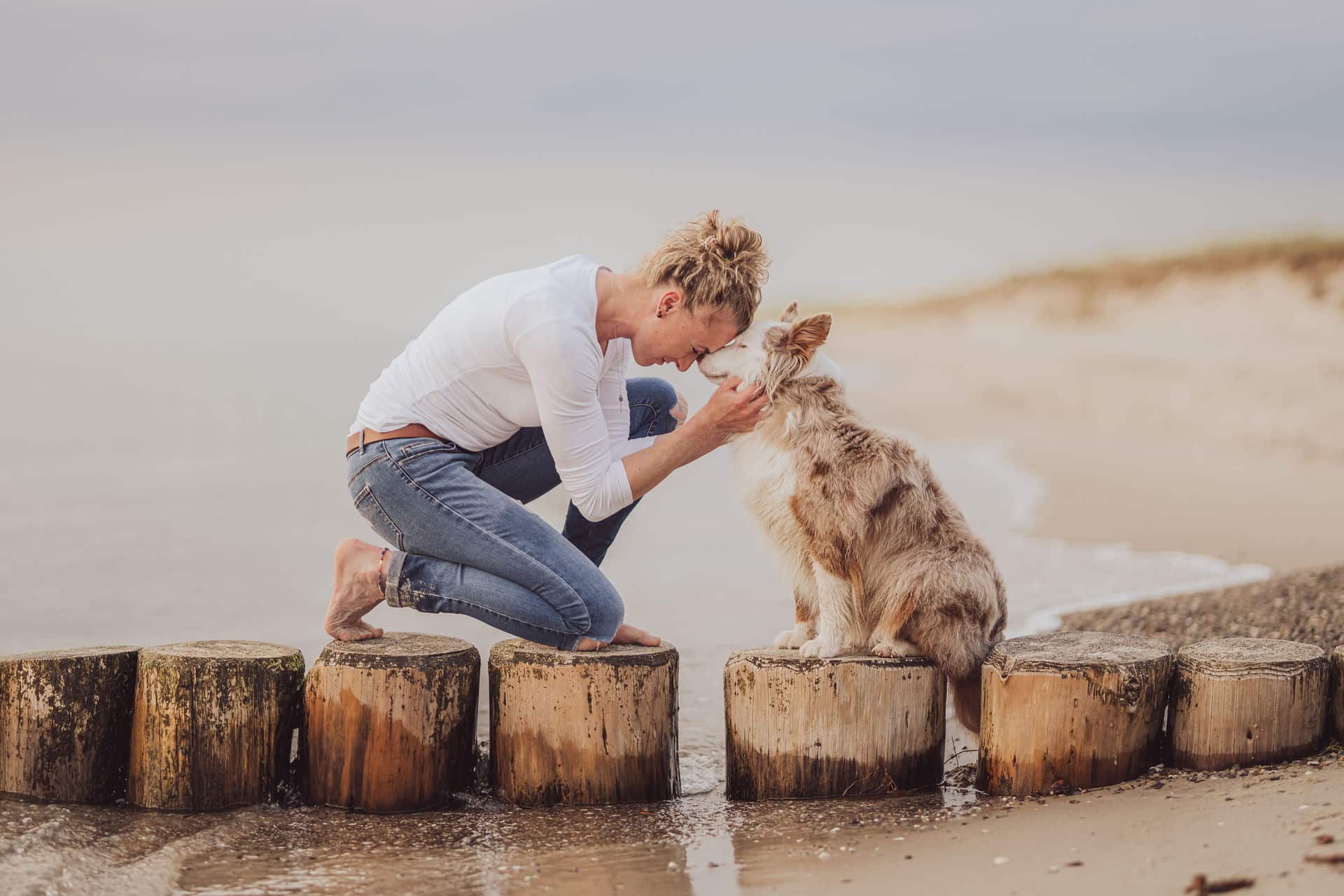 Natürliches Fotoshooting mit Hund und Partnerin am Strand