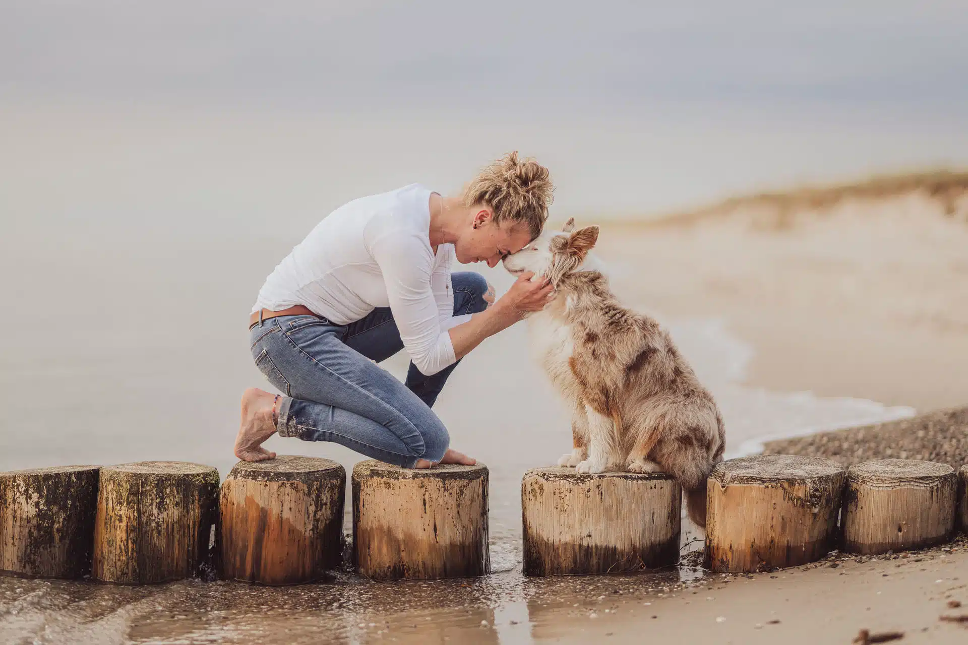 Natürliches Fotoshooting mit Hund und Partnerin am Strand