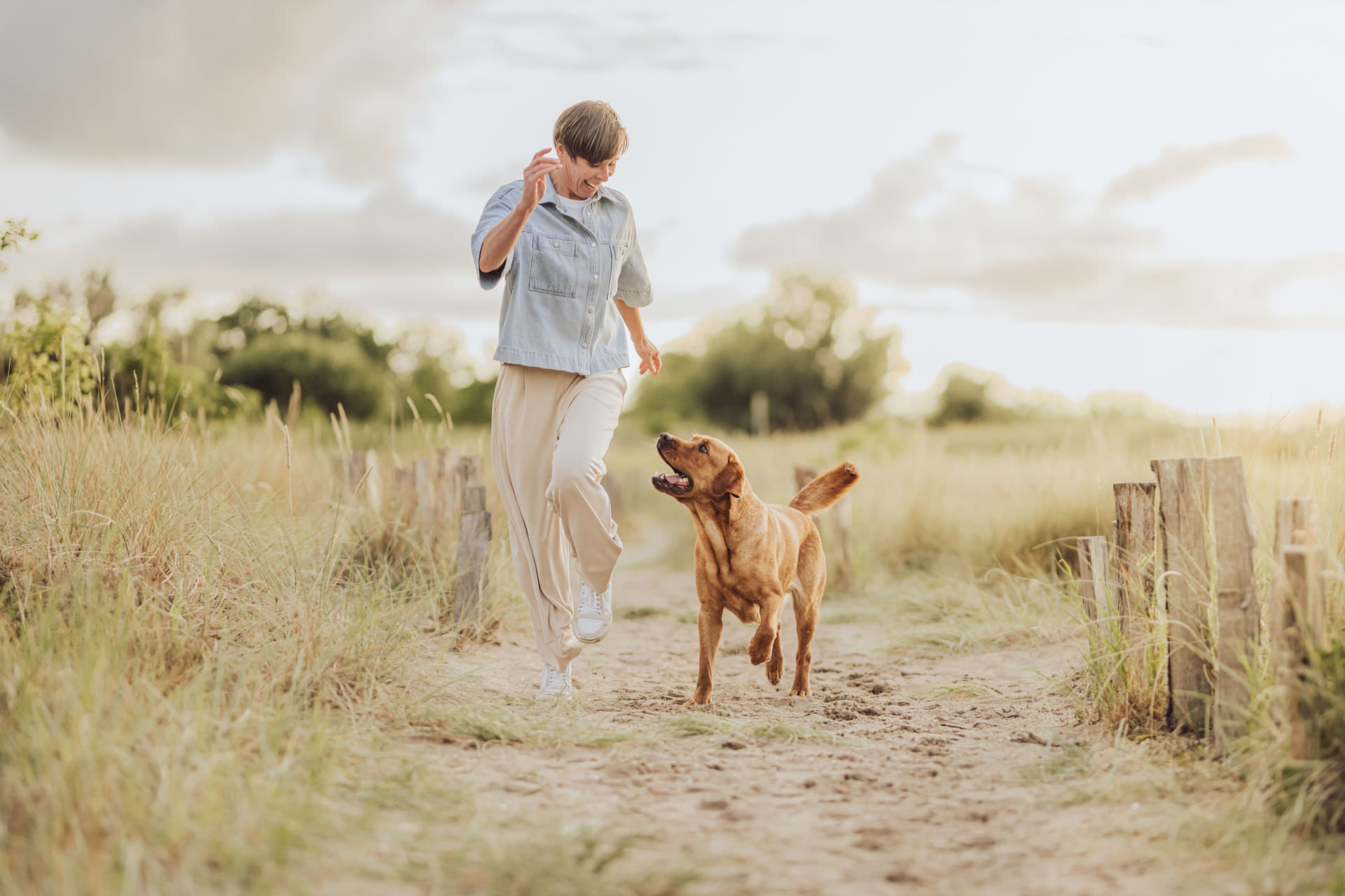 Hundefotografie Kiel - echte und lebendige Fotos mit Labrador in Laboe