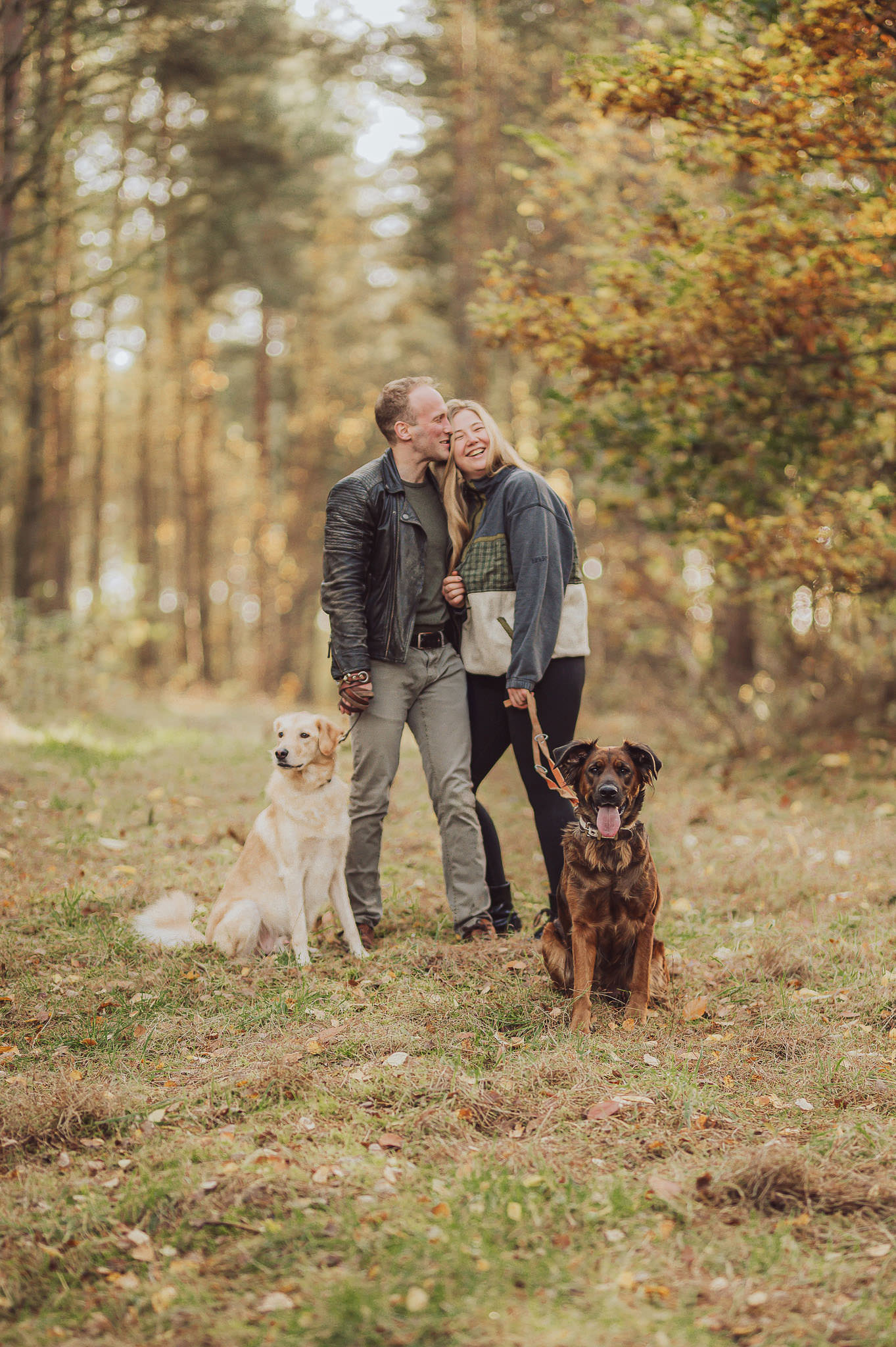 5 Gründe, warum der Herbst perfekt für dein Fotoshooting mit Hund ist Herbstliches Outfit mit Hund – Strick & Naturtöne fürs Shooting