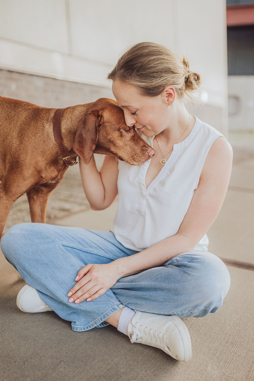 Fotoshooting-Speicherstadt-Hamburg-Fotos-mit-Hund-Tierfotograf-HH-Viszla-10 Peanut & Krümel beim Stadtshooting – ruhige Morgenstimmung in Hamburg