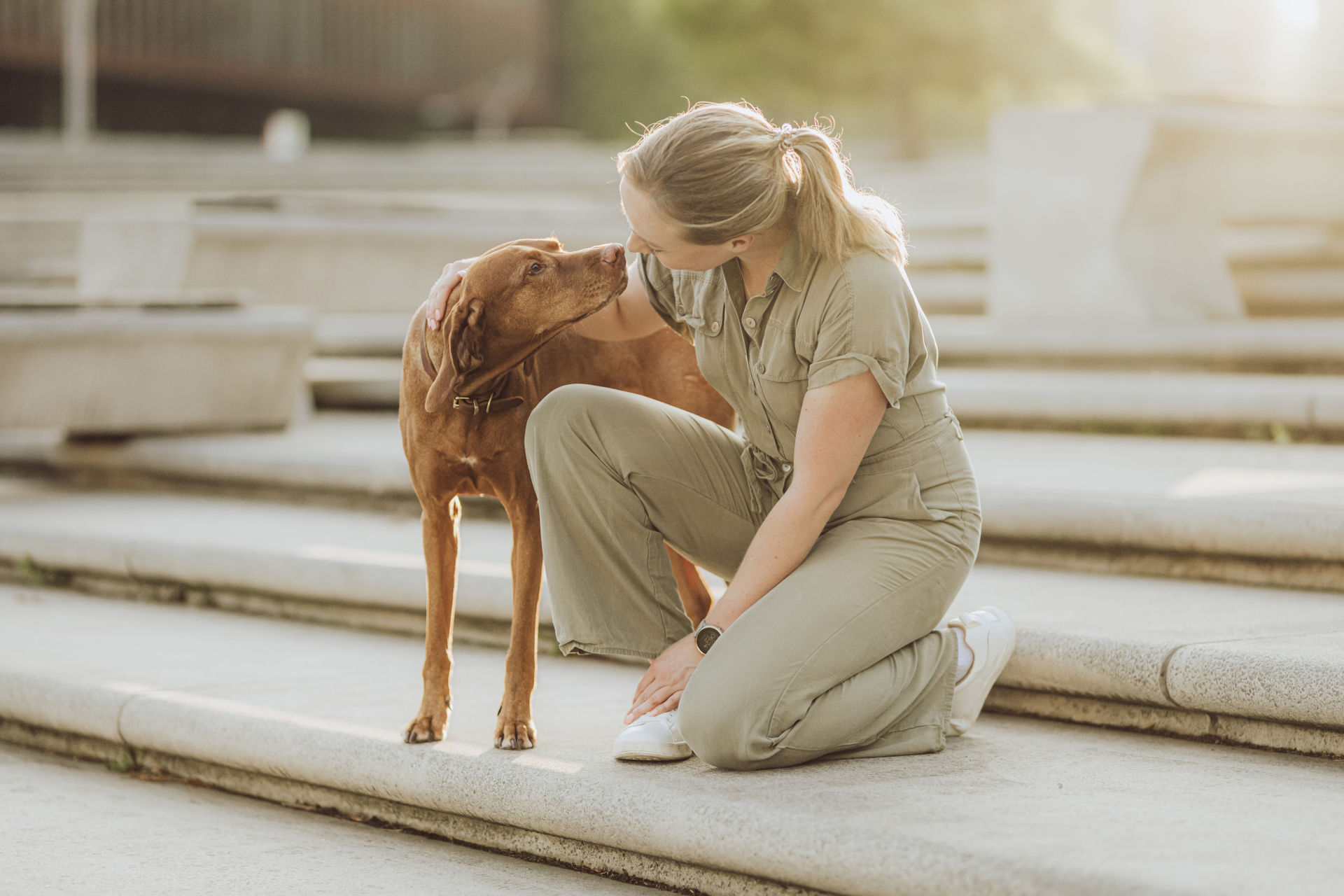 Fotoshooting mit Viszlas in der Speicherstadt Hamburg Entspanntes Stadtshooting mit Hund – Peanut & Krümel auf Entdeckungstour