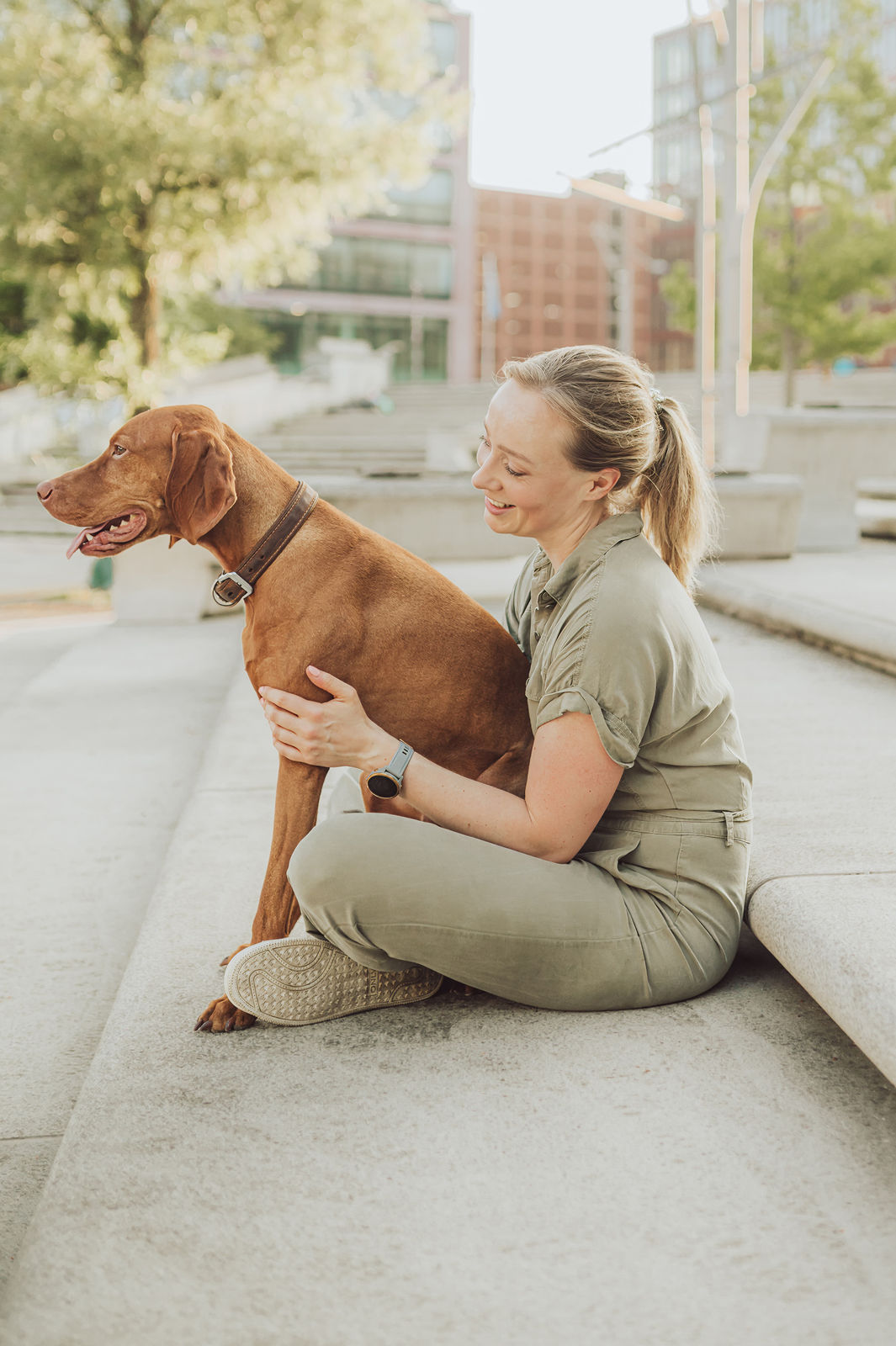 Fotoshooting mit Viszlas in der Speicherstadt Hamburg Tierfotograf Hamburg – natürliche Bilder mit Hund in der Innenstadt