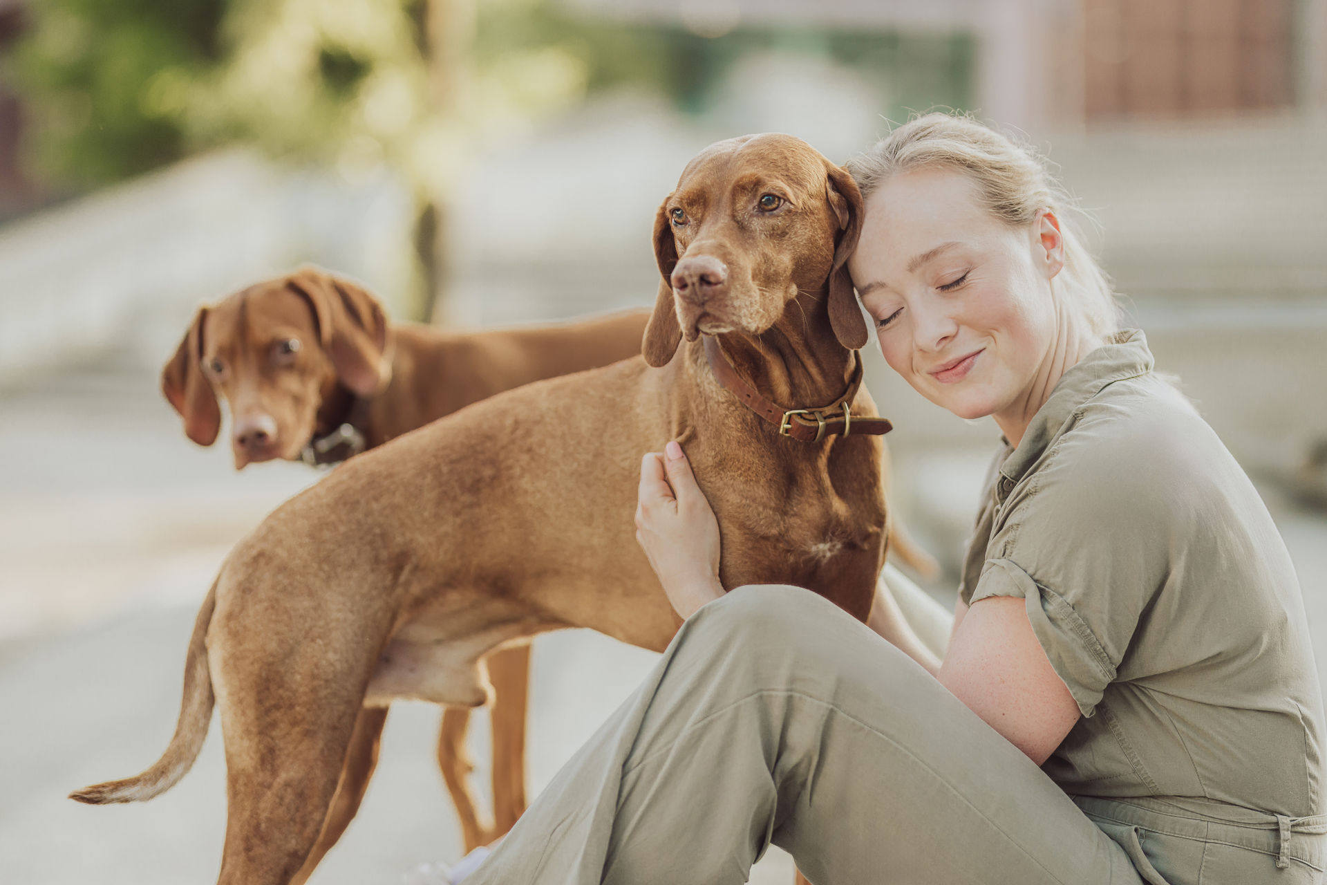 Fotoshooting-Speicherstadt-Hamburg-Fotos-mit-Hund-Tierfotograf-HH-Viszla-5 Verbindung zwischen Mensch & Hund – ungestellte Momente in der Stadt