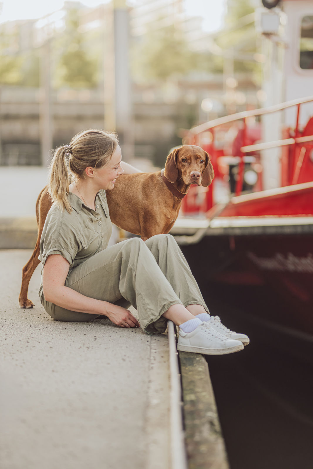 Fotoshooting-Speicherstadt-Hamburg-Fotos-mit-Hund-Tierfotograf-HH-Viszla-8 Hundeporträts vom Viszla zwischen Backstein und Wasser in Hamburg