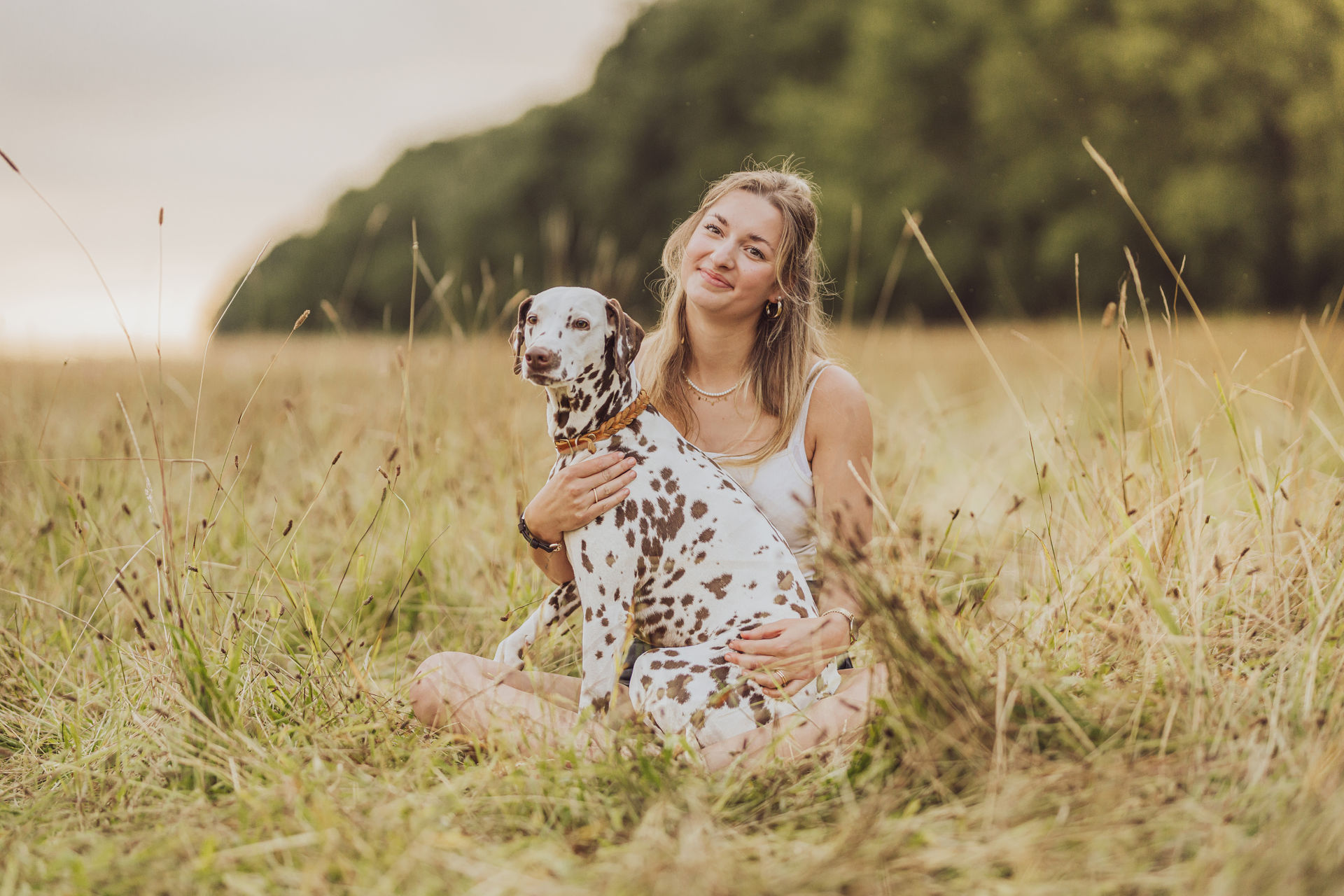 Pferdefotoshooting mit Hund – Celina, Banu & Onkel Fotoshooting am Stall – Hund liegt neben Pferd auf der Wiese